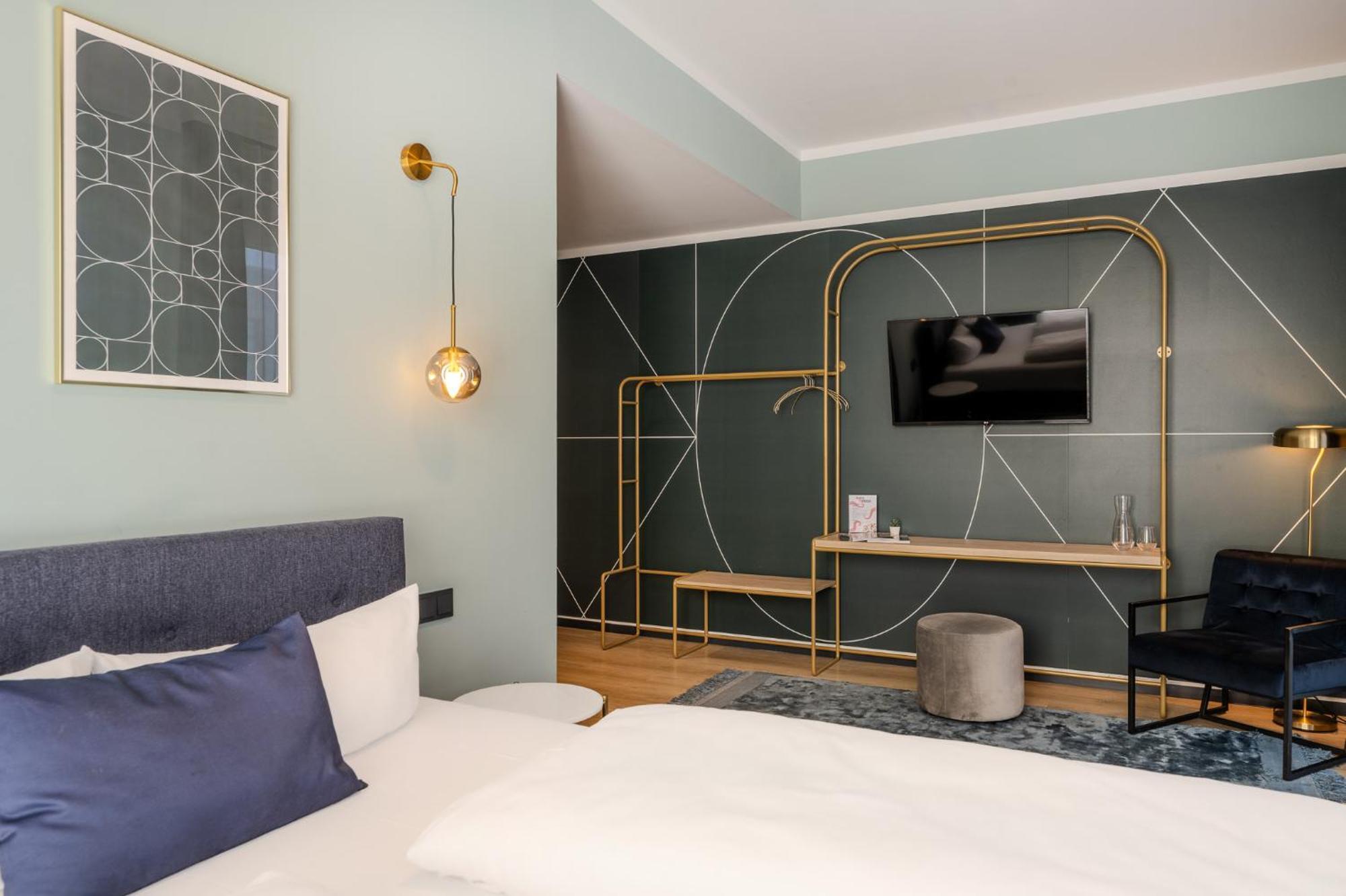 Large Double Room,1649171636:JPEG